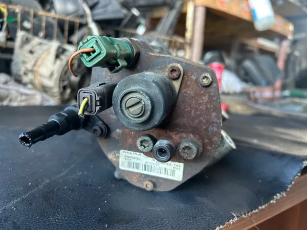 Bomba de inyección Renault OE 8200057225 usada image 3