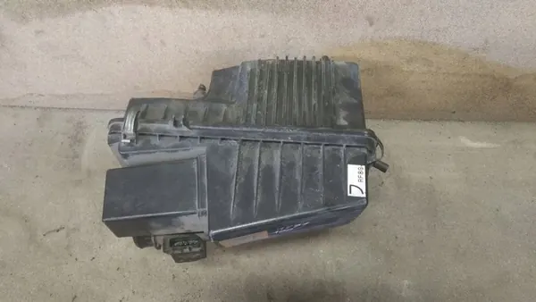 MAZDA 3 BL 1.6 Ilmansuodattimen Kotelo image 6