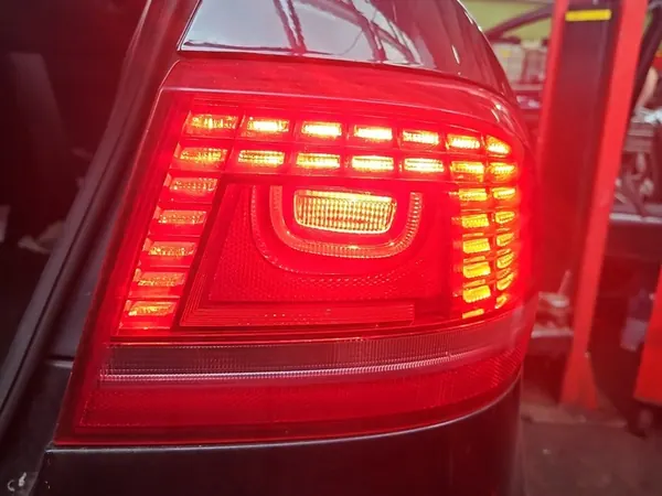 Luz trasera LED derecha VW Passat B7 OEM image 2
