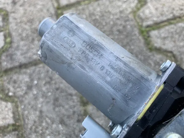 Motor de vidro elétrico dianteiro direito PEUGEOT PARTNER 130821762 image 3