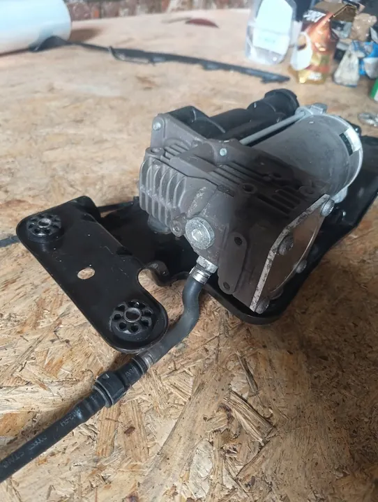 Compressore sospensione BMW E70 E71 E72 Lift OEM 6859714 image 2