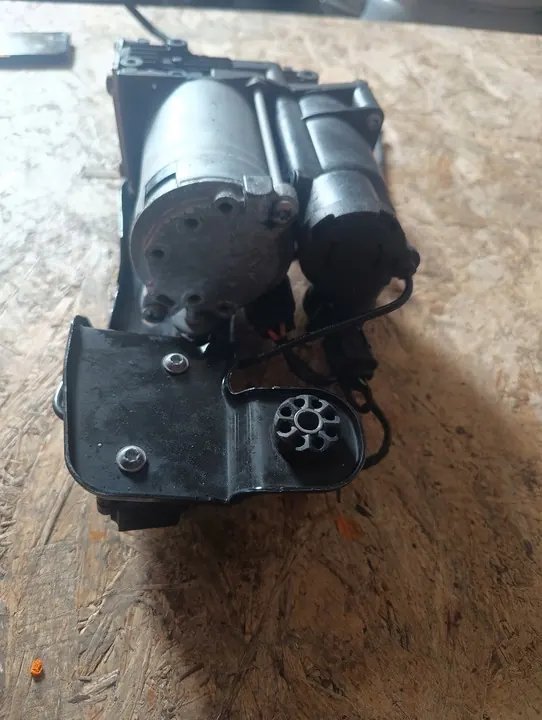 Compressore sospensione BMW E70 E71 E72 Lift OEM 6859714 image 3