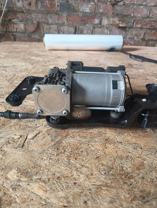 Compressore sospensione BMW E70 E71 E72 Lift OEM 6859714 image 4