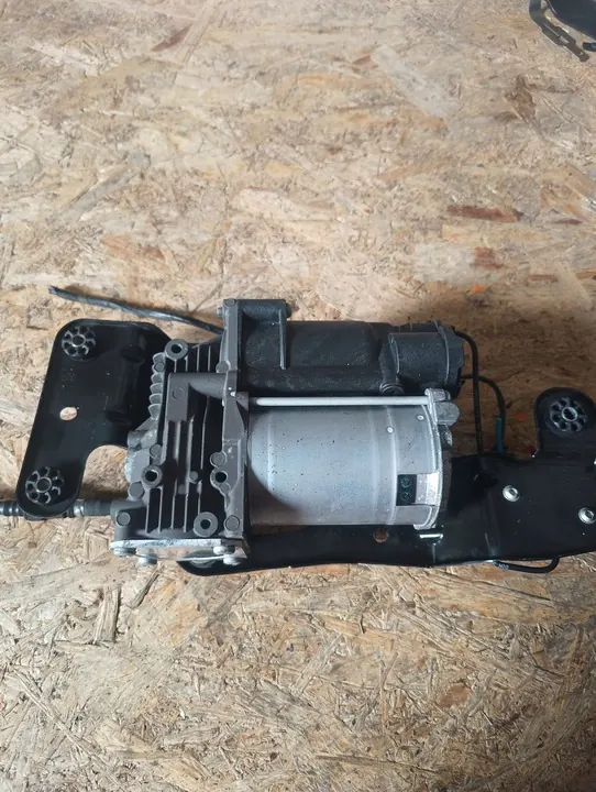 Compressore sospensione BMW E70 E71 E72 Lift OEM 6859714 image 5