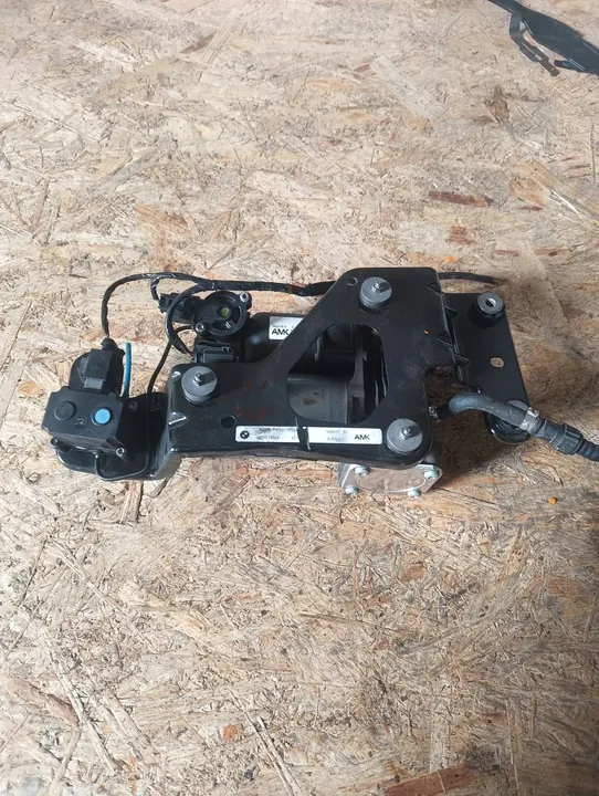 Compressore sospensione BMW E70 E71 E72 Lift OEM 6859714 image 9