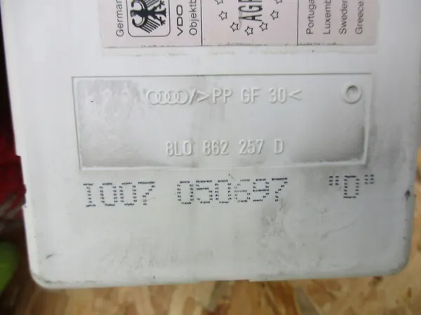 AUDI A3 A4 A8 Keskitulppapumppu OEM 8L0862257D image 3