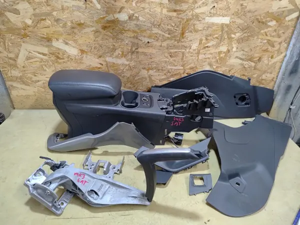 Reposabrazos túnel central FOCUS MK3 Pieza OEM image 2