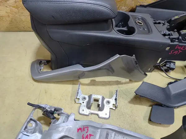 Reposabrazos túnel central FOCUS MK3 Pieza OEM image 3
