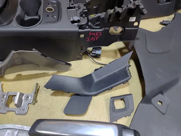 Reposabrazos túnel central FOCUS MK3 Pieza OEM image 4