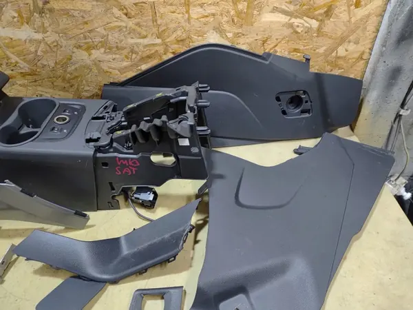 Reposabrazos túnel central FOCUS MK3 Pieza OEM image 6