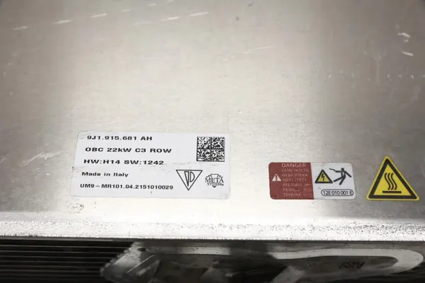 Porsche Taycan Batterieladegerät Konverter OEM 9J1515681AH image 3