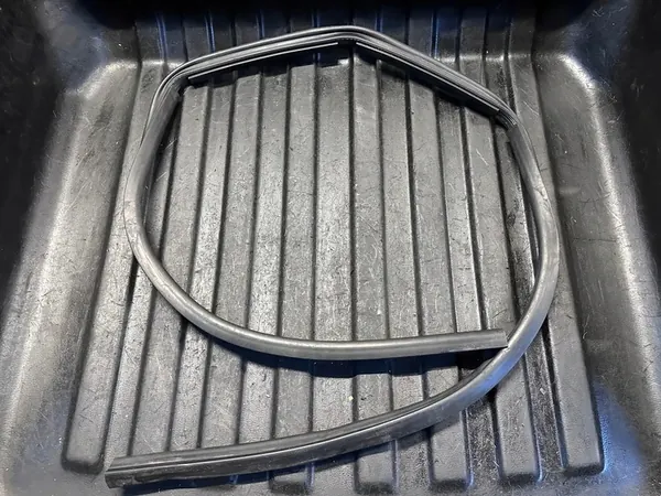 Vedação da tampa do motor Land Rover Discovery 5 OEM HY3216C834AA image 2