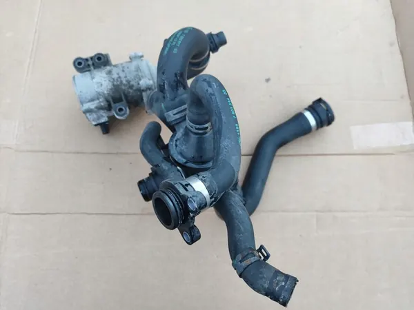 BMW F30 Vattenpump med termostat 759771507 image 2