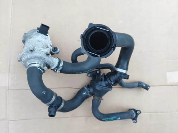 BMW F30 Vattenpump med termostat 759771507 image 3