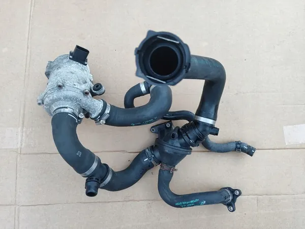 BMW F30 Vattenpump med termostat 759771507 image 4