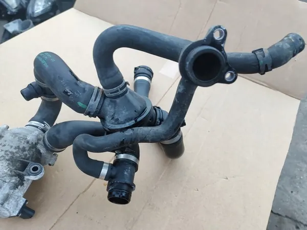 BMW F30 Vattenpump med termostat 759771507 image 5