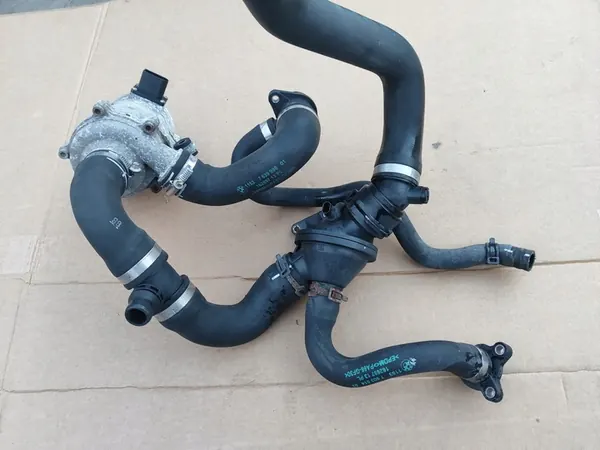 BMW F30 Vattenpump med termostat 759771507 image 6