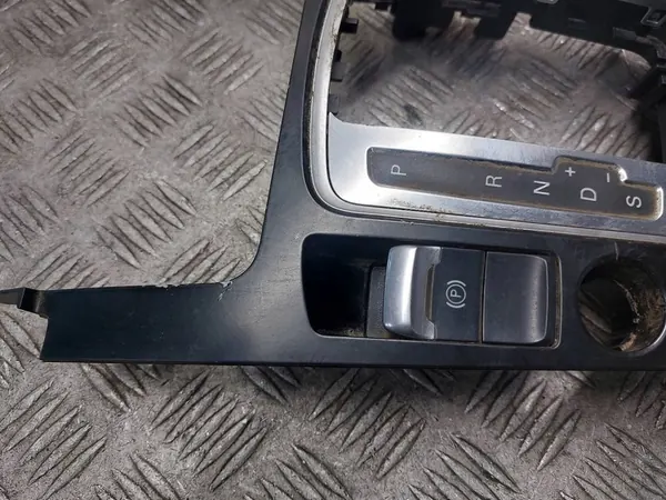 Ventilatiepaneel + Radiopaneel Audi Q5 2009 image 3