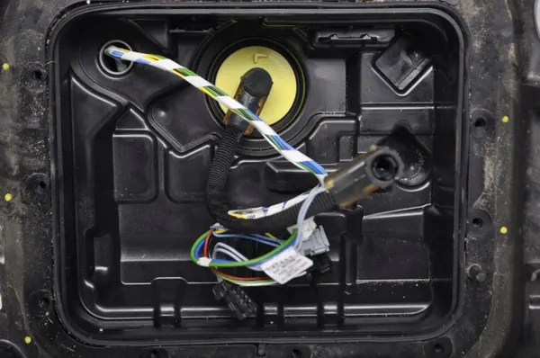 Tanque AdBlue Peugeot OE 9815111480 - Usado image 4