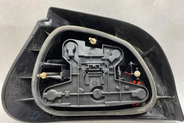 Luz trasera derecha RENAULT MEGANE I 7700828138 image 7