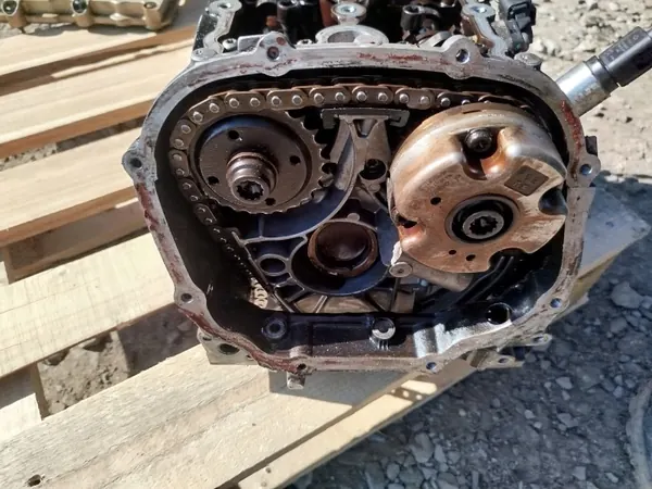 Audi A6 C6 2.4 V6 BDW vasen sylinterikansi OEM 06E103373D image 3