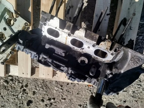 Audi A6 C6 2.4 V6 BDW vasen sylinterikansi OEM 06E103373D image 4