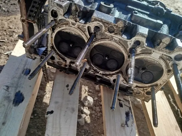 Audi A6 C6 2.4 V6 BDW vasen sylinterikansi OEM 06E103373D image 5