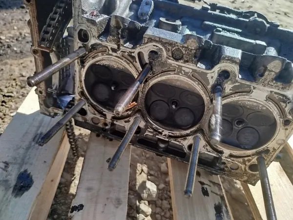 Audi A6 C6 2.4 V6 BDW vasen sylinterikansi OEM 06E103373D image 6