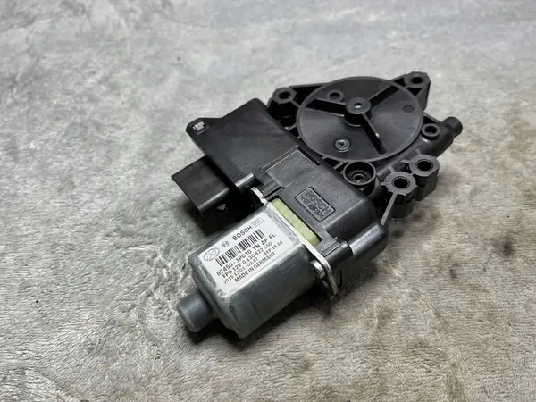 Fönsterhissmotor vänster bak Kia Venga OE 82450-1P010 image 2