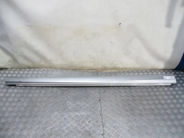 Mercedes W246 Garniture de marche droit OEM A2466900340 image 2
