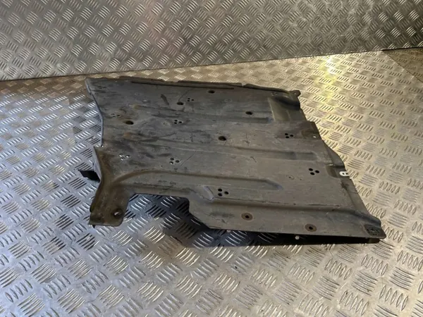 Cubierta inferior tanque BMW OEM 7435569 - Usado image 3