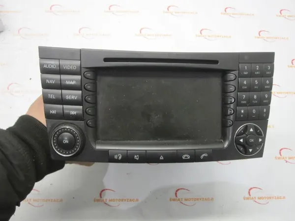 Radio Mercedes E W211 OEM A2118204197 - Usado image 2