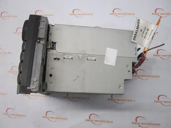 Radio Mercedes E W211 OEM A2118204197 - Usado image 6