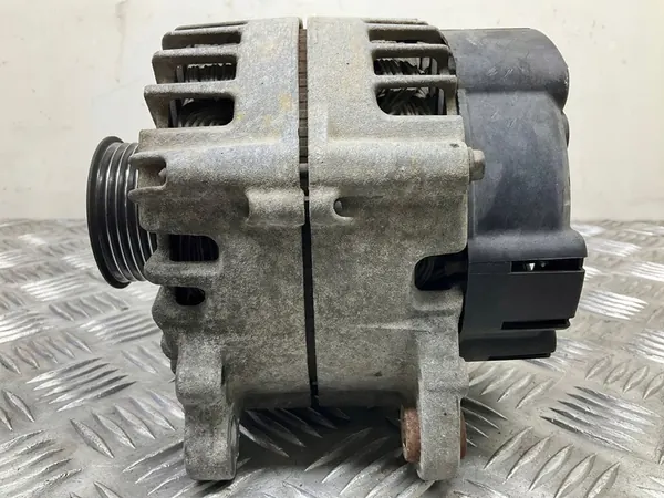 2011 Volkswagen Touareg II Alternator image 2