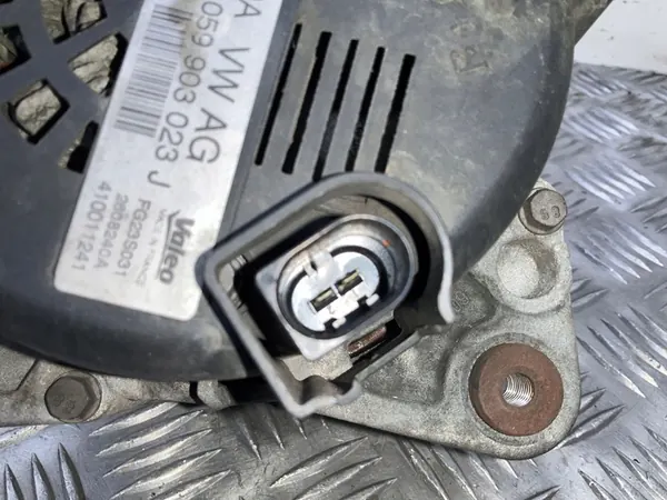 2011 Volkswagen Touareg II Alternator image 4