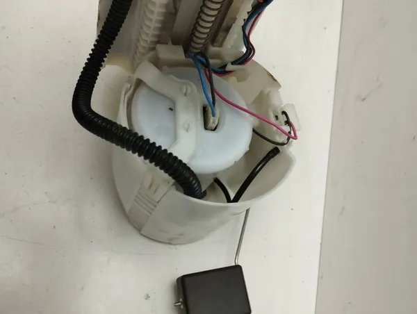 Polttoainepumppu Toyota Avensis T270 2010 image 4