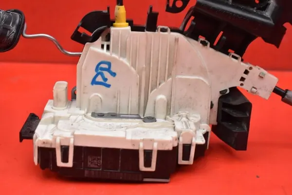 Fram Höger Dörrlås Mercedes C-Klass W204 07-12 A2047201835 image 2