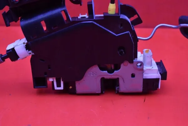 Fram Höger Dörrlås Mercedes C-Klass W204 07-12 A2047201835 image 3