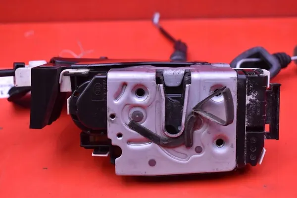 Fram Höger Dörrlås Mercedes C-Klass W204 07-12 A2047201835 image 4