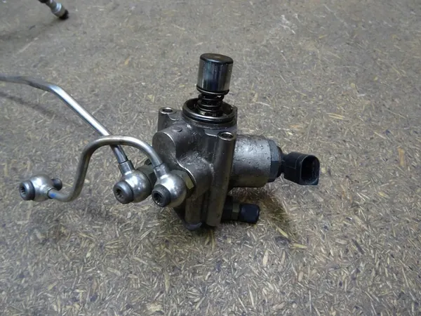 AUDI A3 8P GOLF V 2.0 FSI TFSI Polttoainepumppu 06E906051E image 2