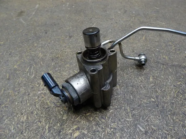 AUDI A3 8P GOLF V 2.0 FSI TFSI Polttoainepumppu 06E906051E image 3