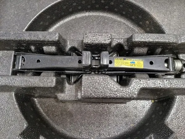 TOYOTA AVENSIS T27 LIFT Insert en mousse de coffre OEM 64429-05020 image 2