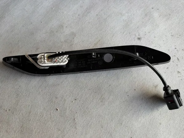 Insert luz trasera Volkswagen ID.3 usado OEM 575945701K image 3