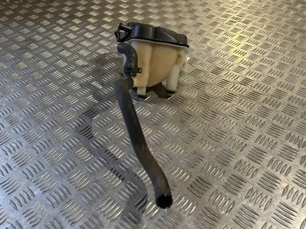 Kylvätske expansionsbehållare OEM 1665000049 image 6