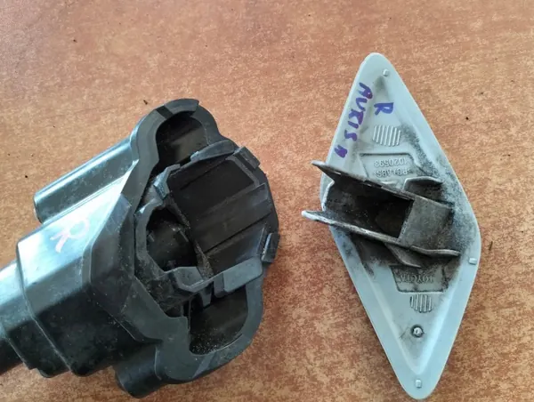 Strålkastartvättslock höger OEM spryskiwacz R Auris II image 5