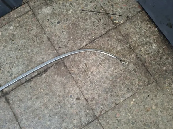 Mercedes W116 Achterruit Chrom Strip - Gebruikt image 4