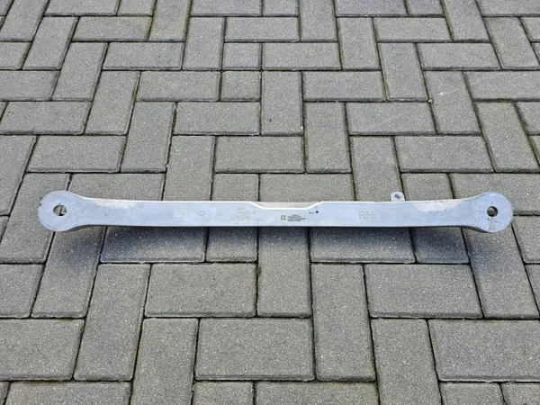 Tesla Y Taka-kehyksen kiinnike OEM 2188575-00-A image 2