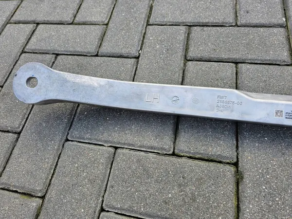 Tesla Y Taka-kehyksen kiinnike OEM 2188575-00-A image 3