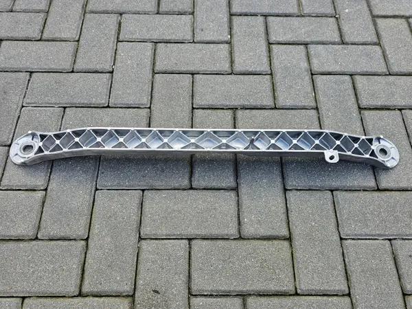 Tesla Y Taka-kehyksen kiinnike OEM 2188575-00-A image 4