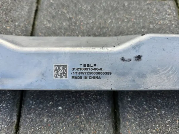 Tesla Y Taka-kehyksen kiinnike OEM 2188575-00-A image 5